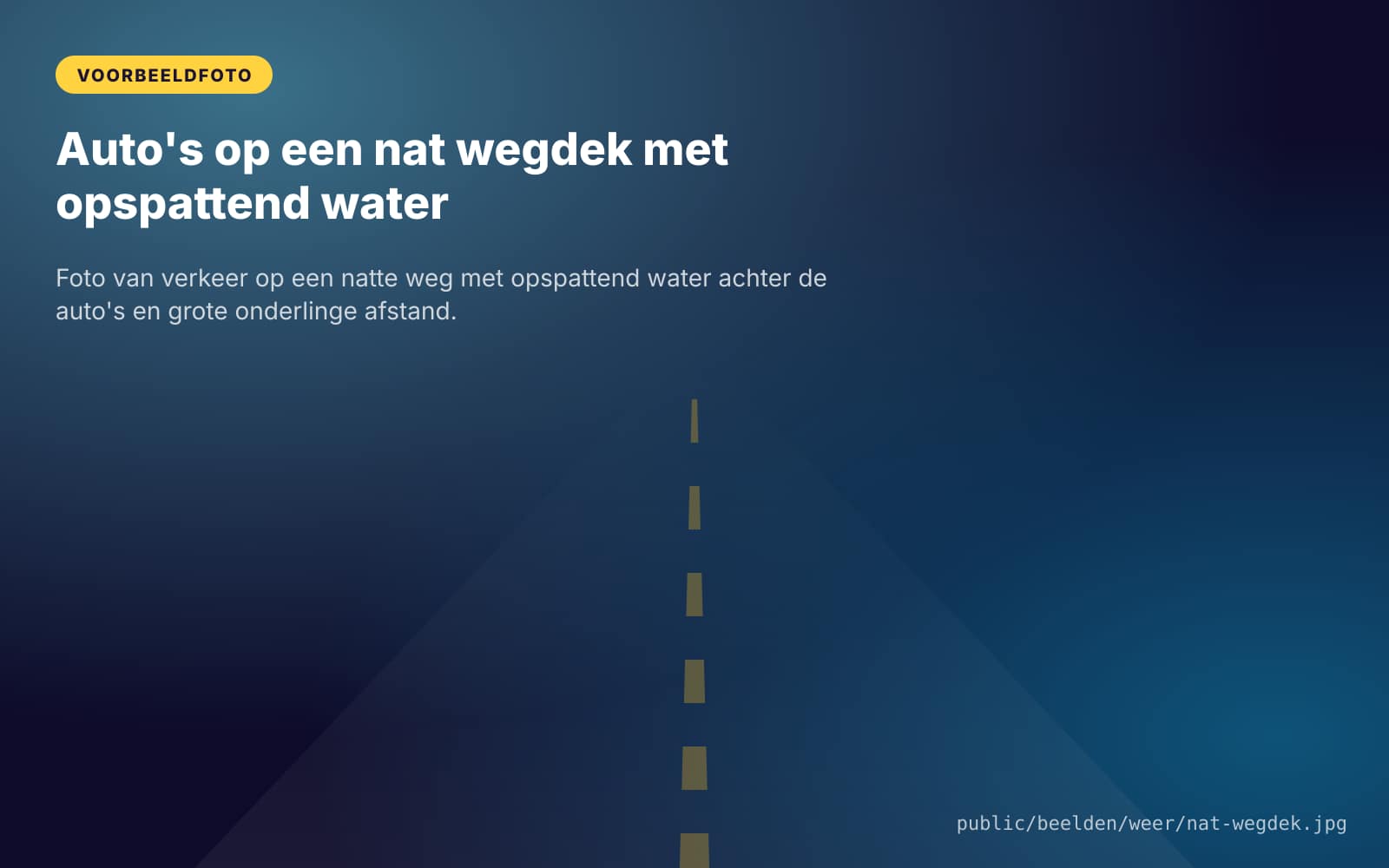 Auto's op een nat wegdek met opspattend water