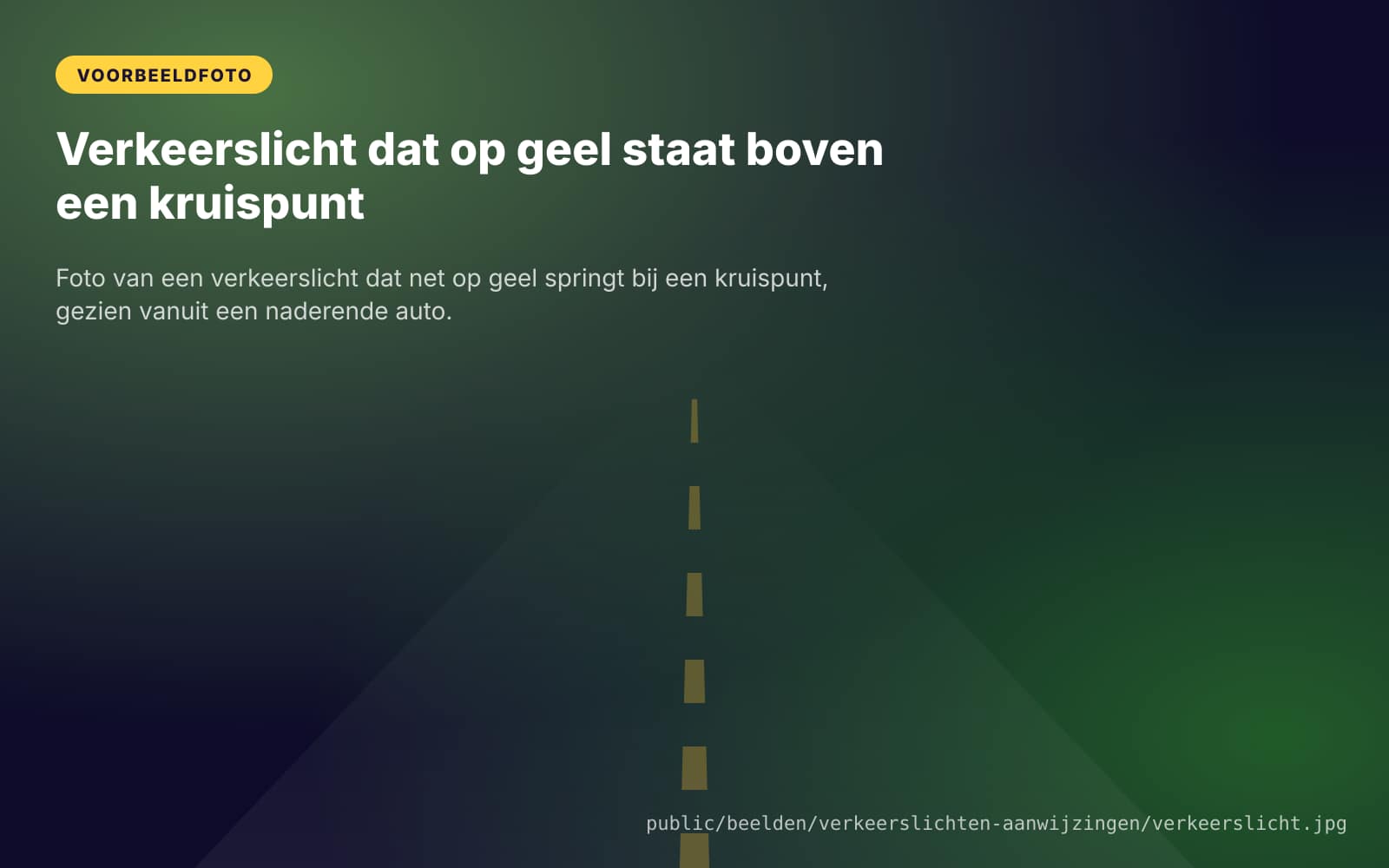 Verkeerslicht dat op geel staat boven een kruispunt