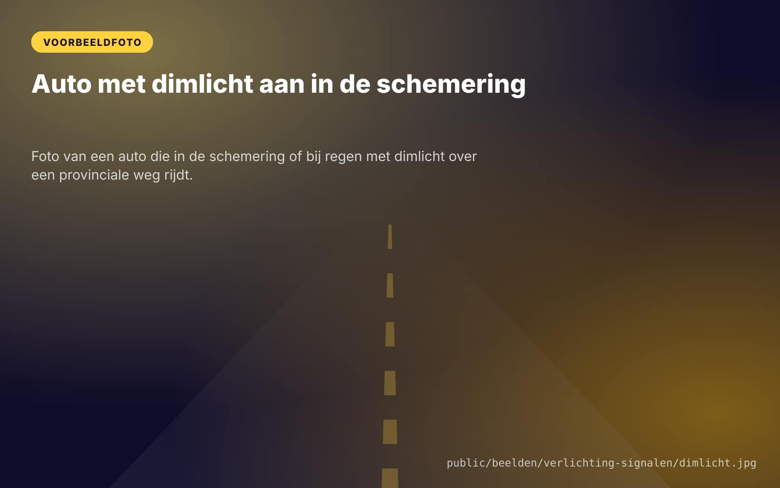 Auto met dimlicht aan in de schemering