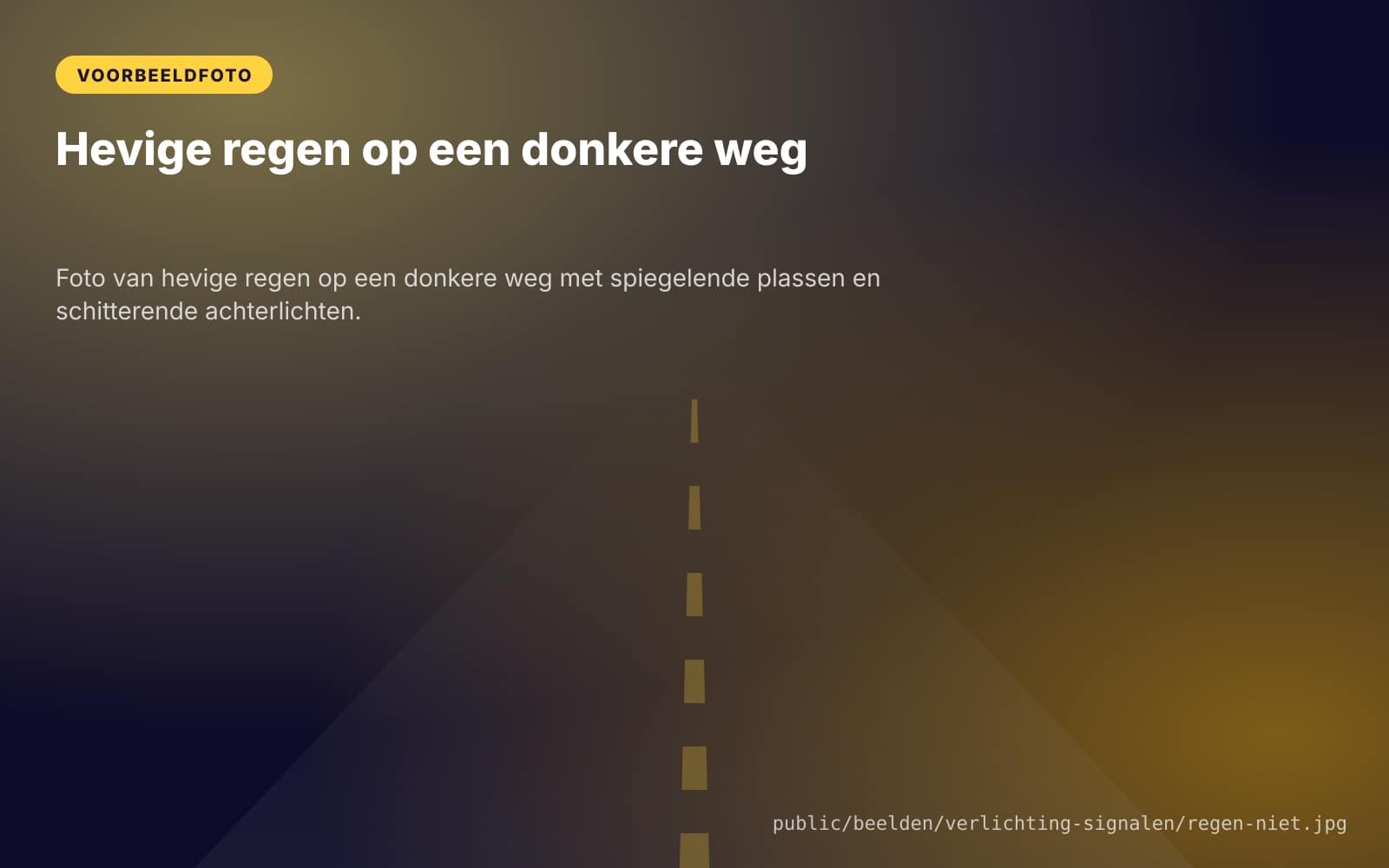 Hevige regen op een donkere weg